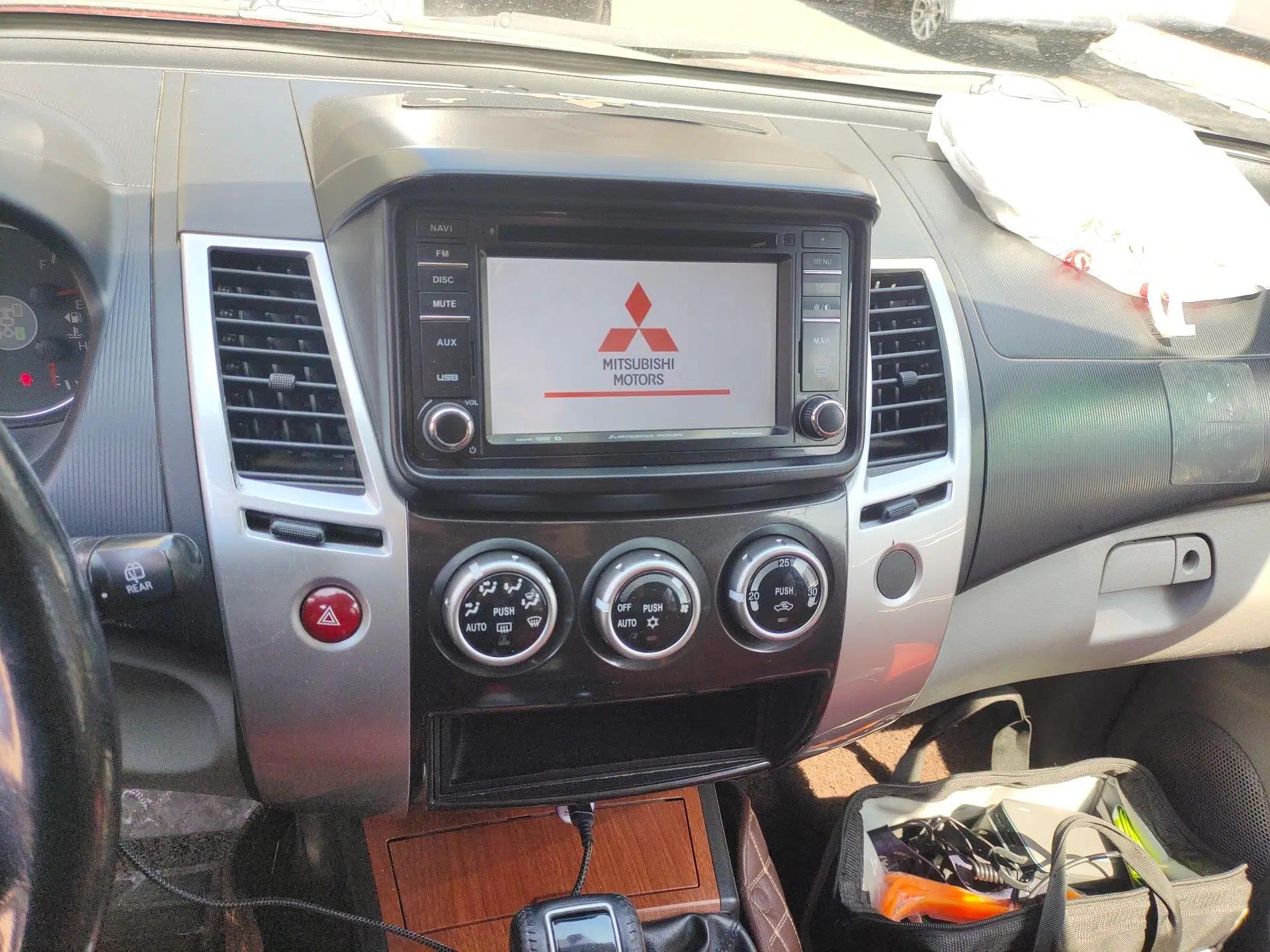 Mitsubishi Pajero Sport 2011 3.0L Luxury Navigation Edition — миниатюра 14