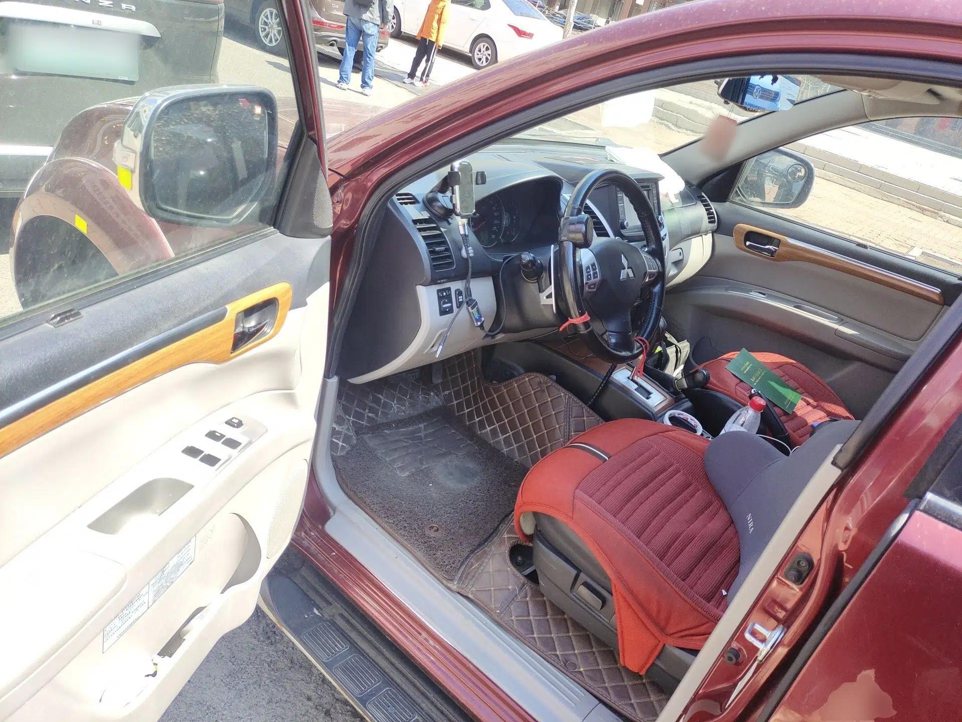 Mitsubishi Pajero Sport 2011 3.0L Luxury Navigation Edition — миниатюра 17