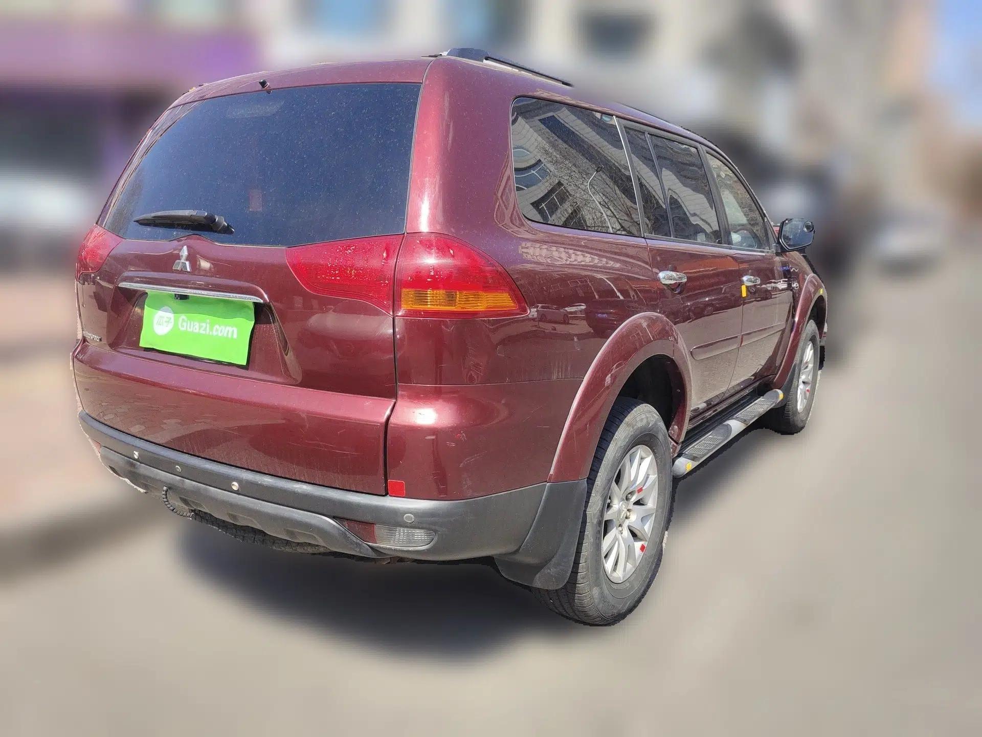 Mitsubishi Pajero Sport 2011 3.0L Luxury Navigation Edition — миниатюра 6