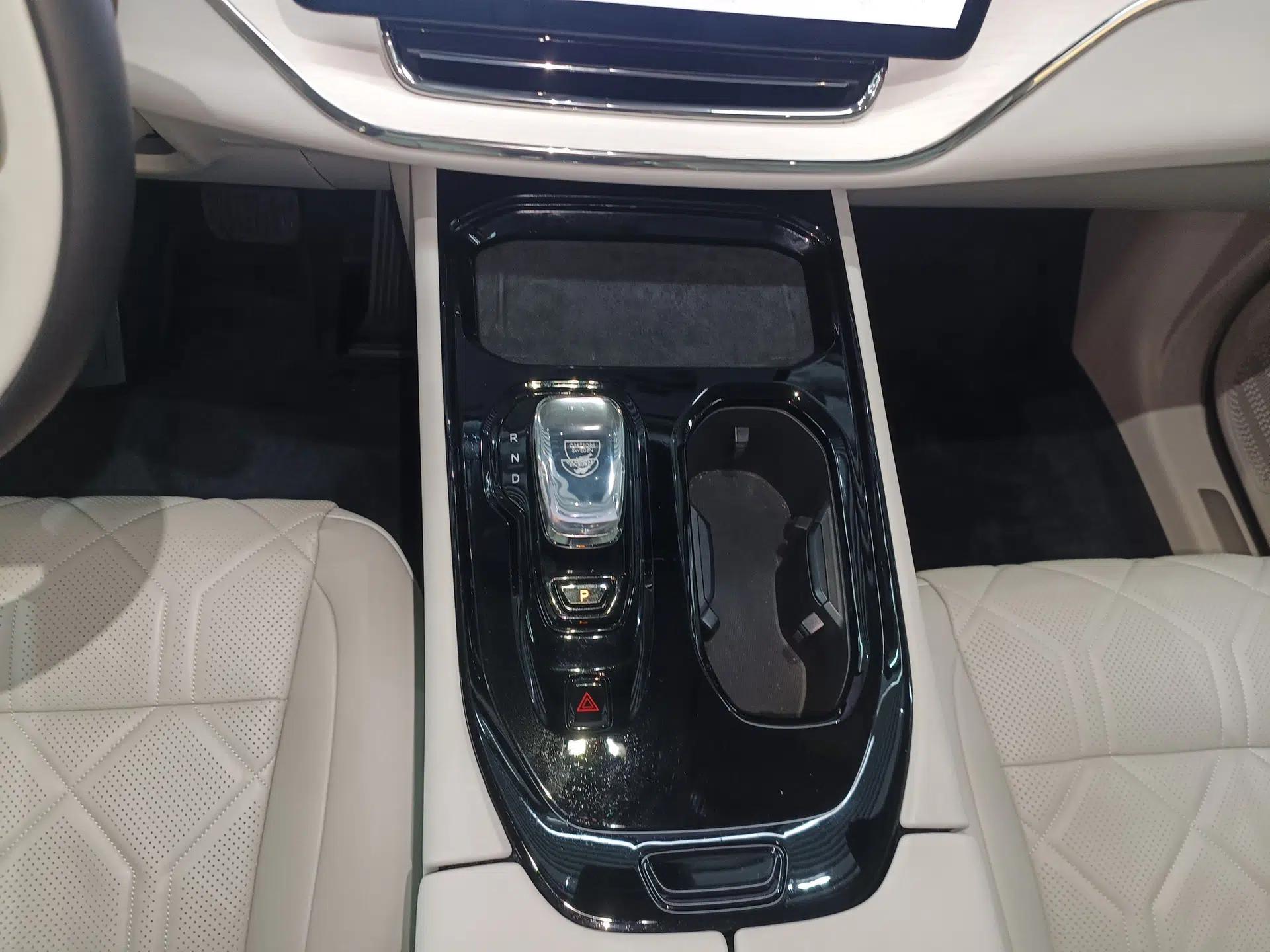 Volvo EM90 2025 Ultra Six-Seater — миниатюра 16