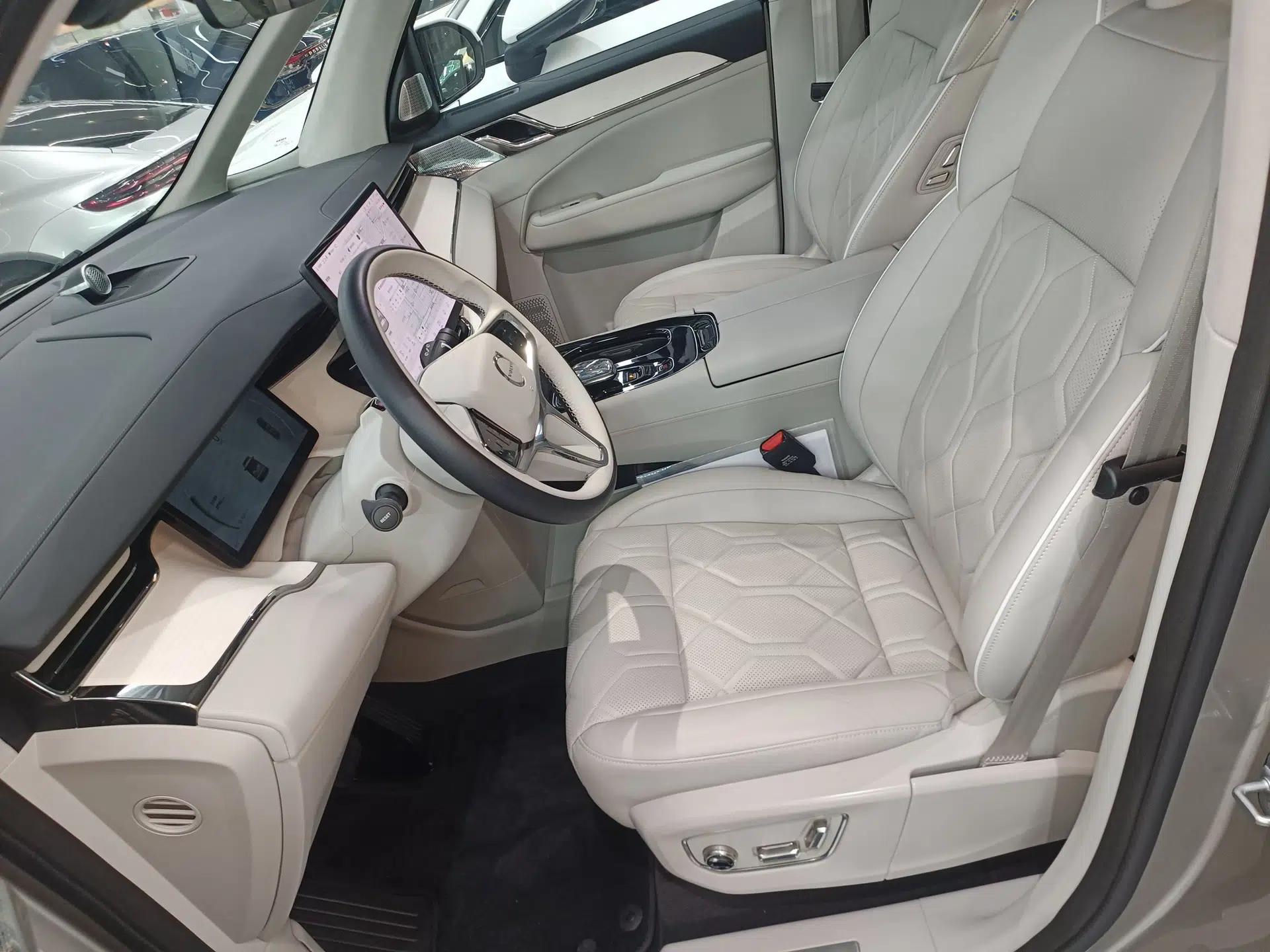 Volvo EM90 2025 Ultra Six-Seater — миниатюра 17