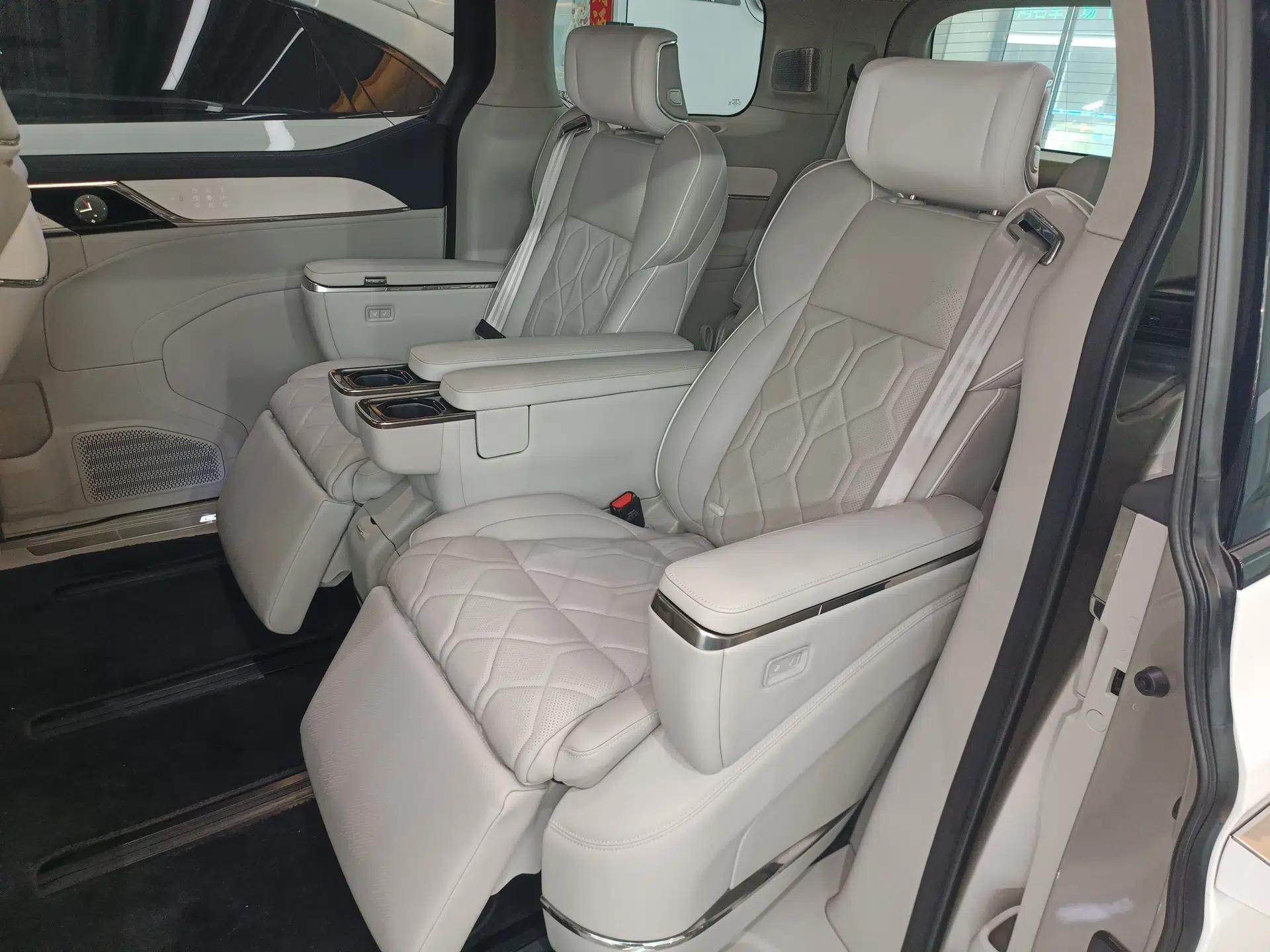 Volvo EM90 2025 Ultra Six-Seater — миниатюра 19