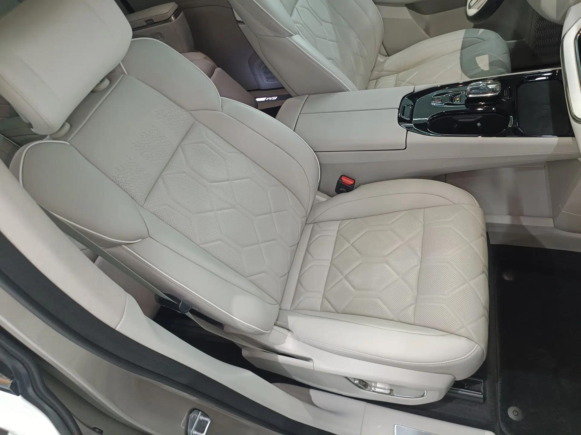 Volvo EM90 2025 Ultra Six-Seater — миниатюра 23