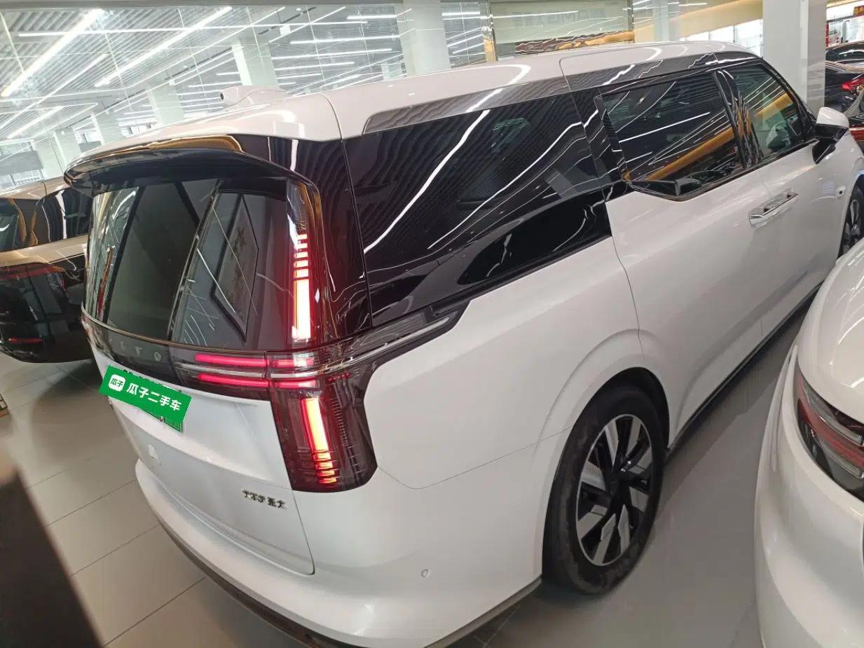 Volvo EM90 2025 Ultra Six-Seater — миниатюра 4