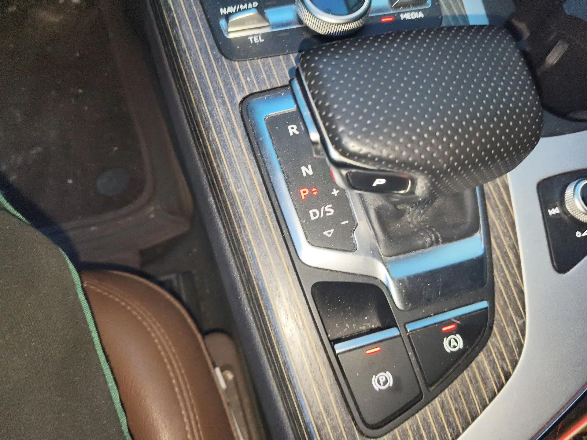 Audi Q7 New Energy 2019 55 e-tron — миниатюра 15