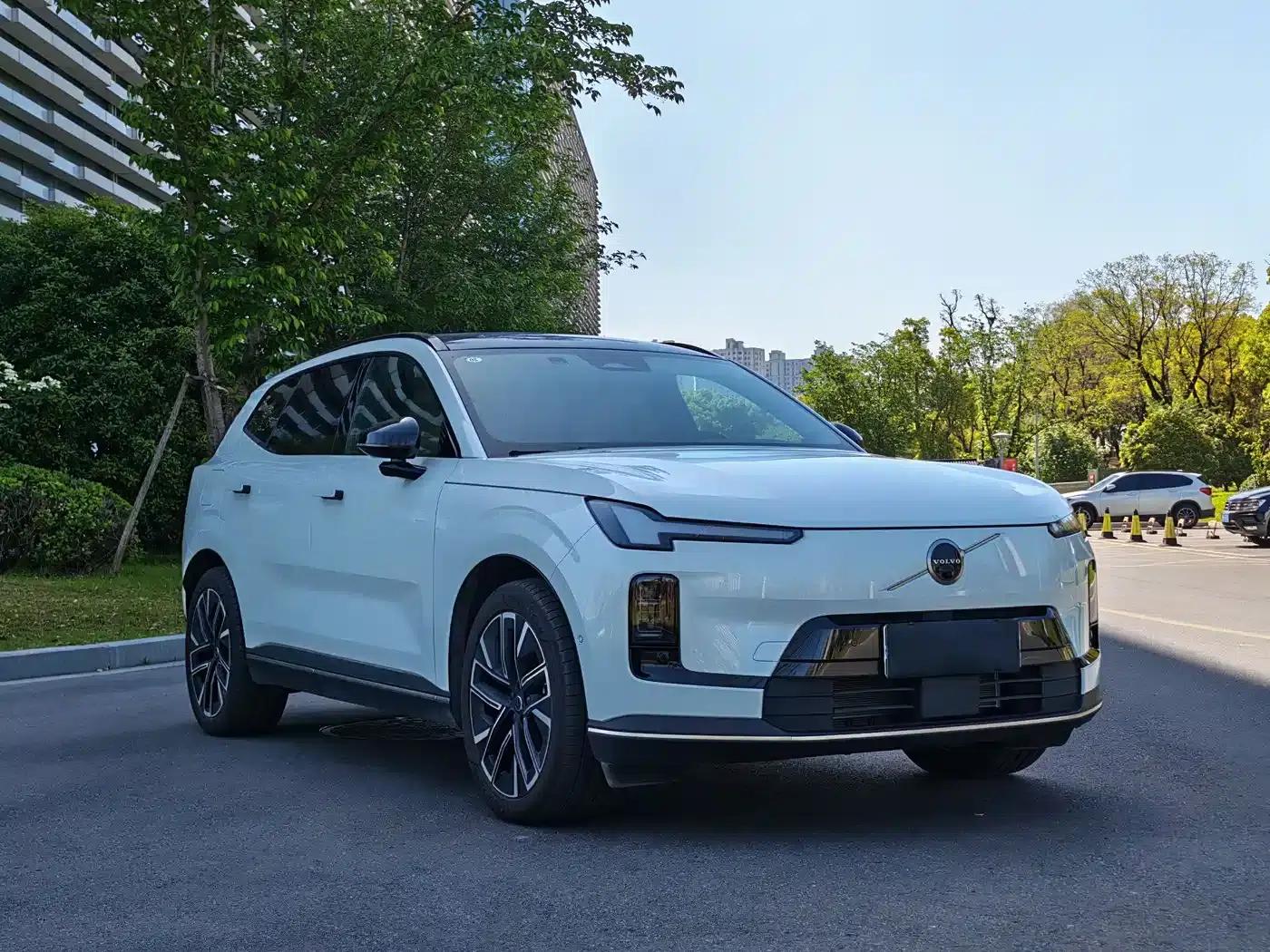 2026 Volvo XC70 Plug-in Hybrid, All-Wheel Drive, Extended Range Plus — миниатюра 3