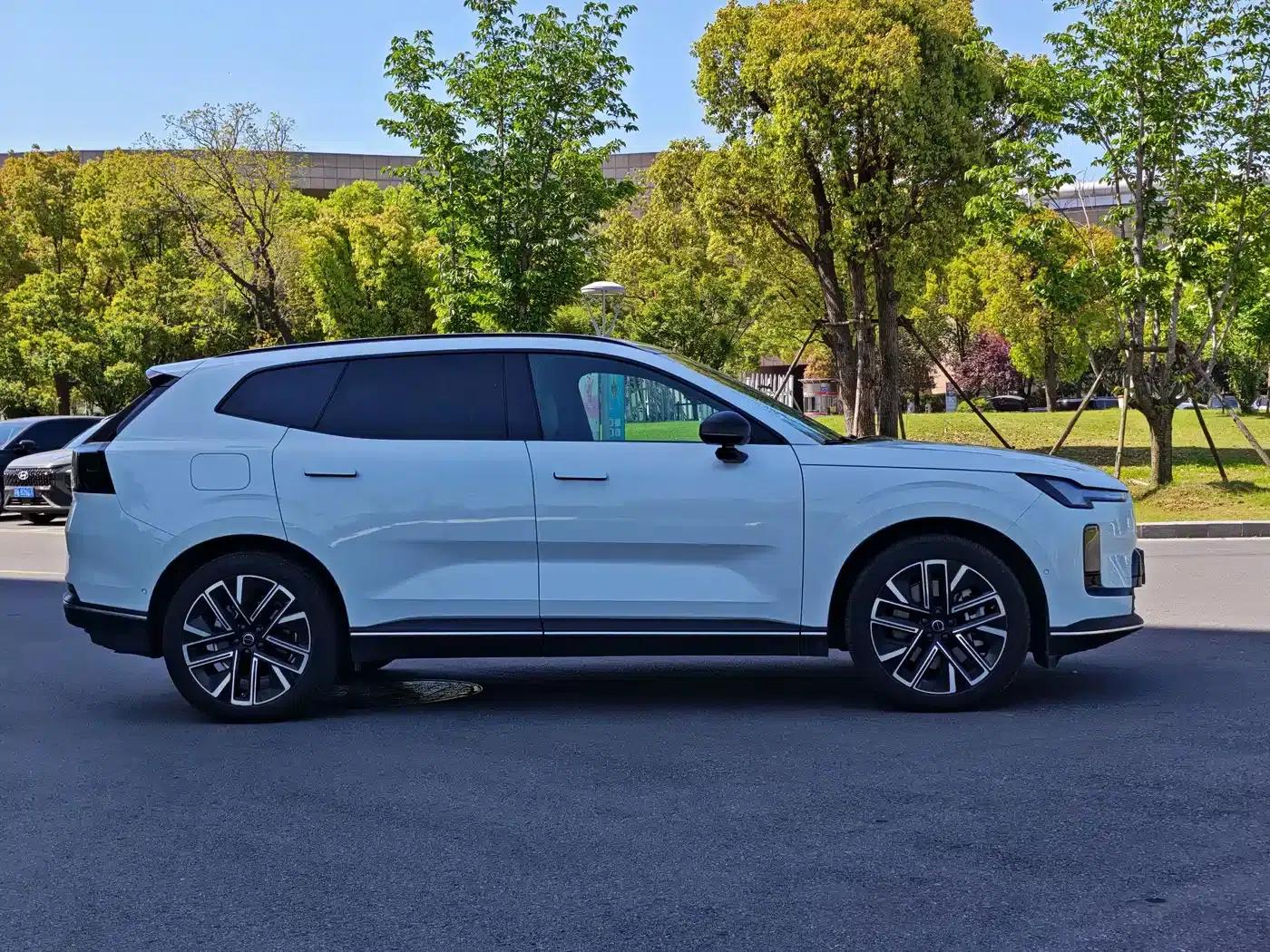 2026 Volvo XC70 Plug-in Hybrid, All-Wheel Drive, Extended Range Plus — миниатюра 4