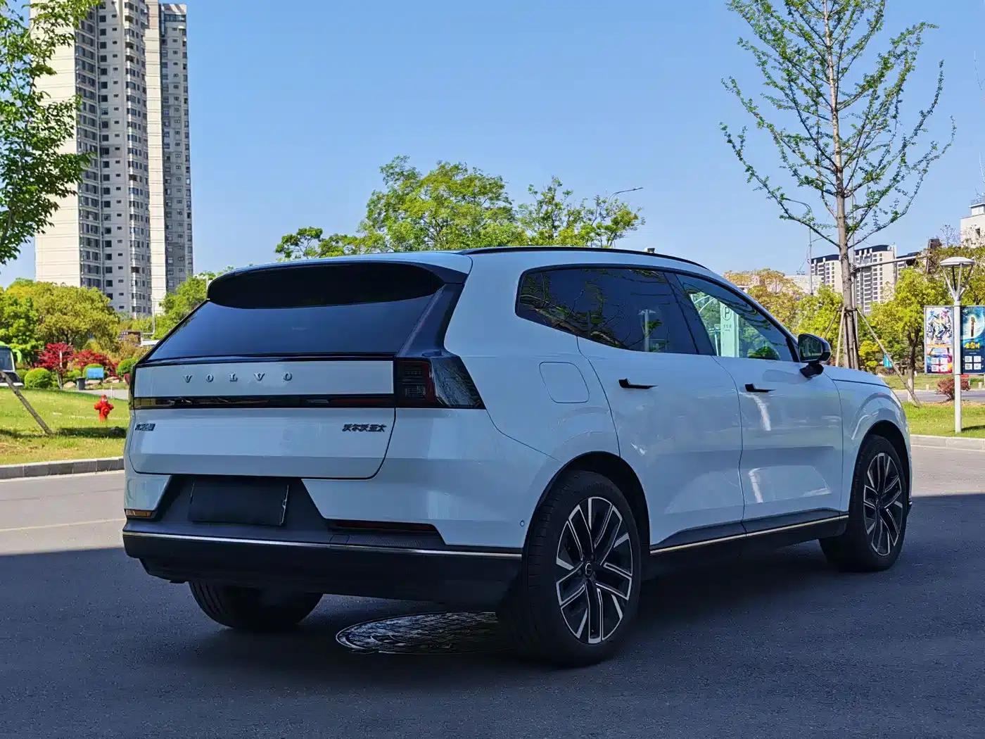 2026 Volvo XC70 Plug-in Hybrid, All-Wheel Drive, Extended Range Plus — миниатюра 5