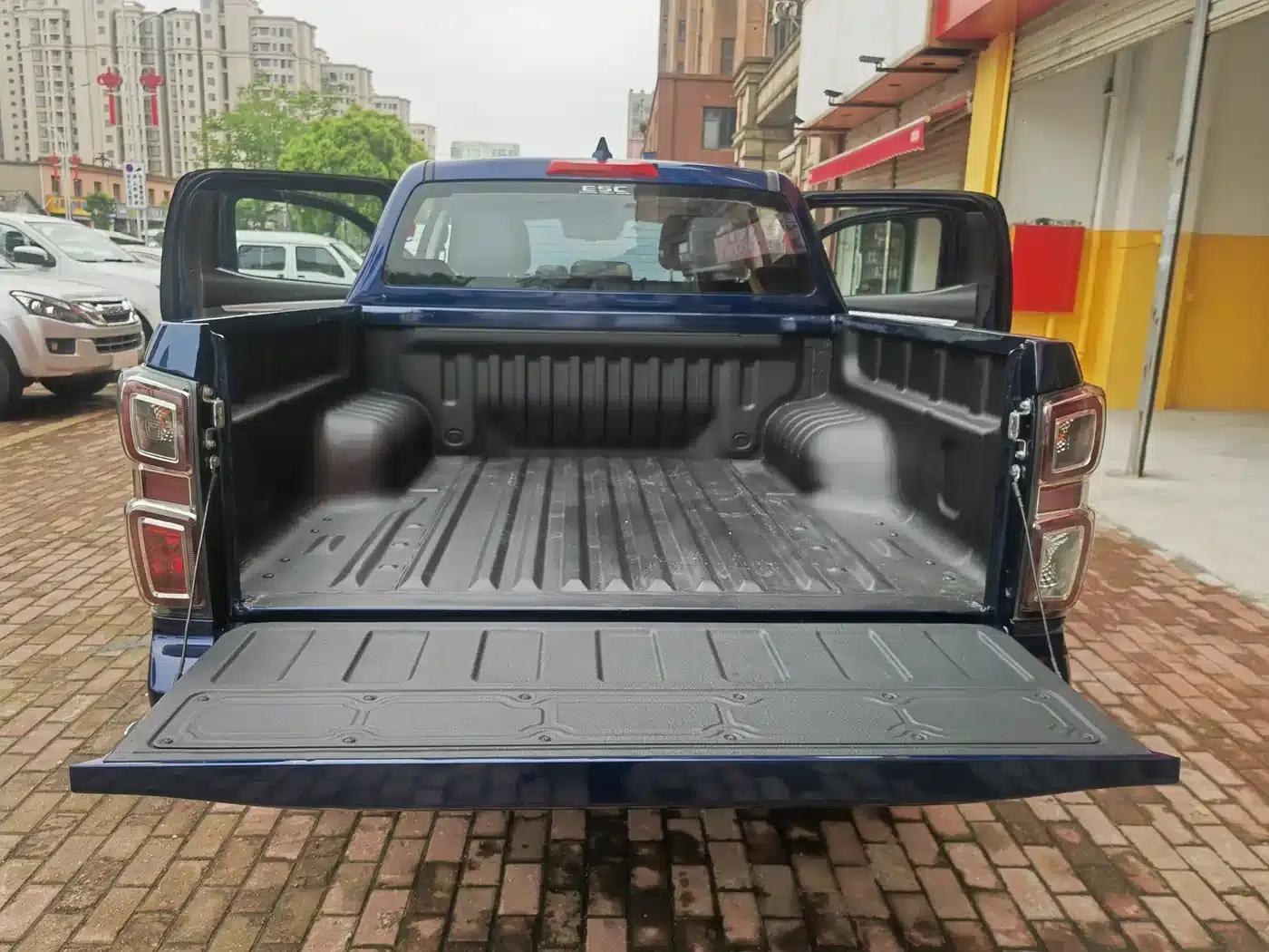 D-MAX 2023 1.9T Automatic 4WD V-CROSS Elite Edition — миниатюра 6