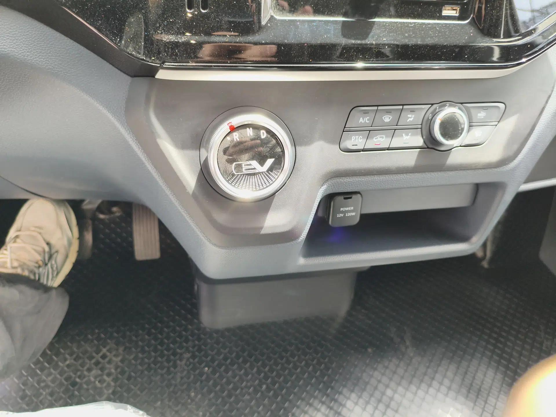 SAIC MAXUS EV30 2023 Pure-Electric Smart Logistics Expert with Long Wheelbase Guoxuan — миниатюра 16