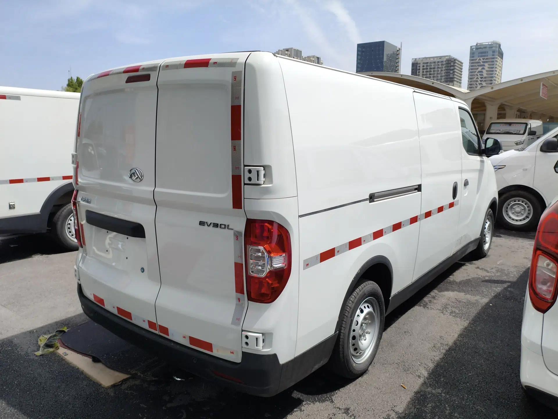 SAIC MAXUS EV30 2023 Pure-Electric Smart Logistics Expert with Long Wheelbase Guoxuan — миниатюра 4
