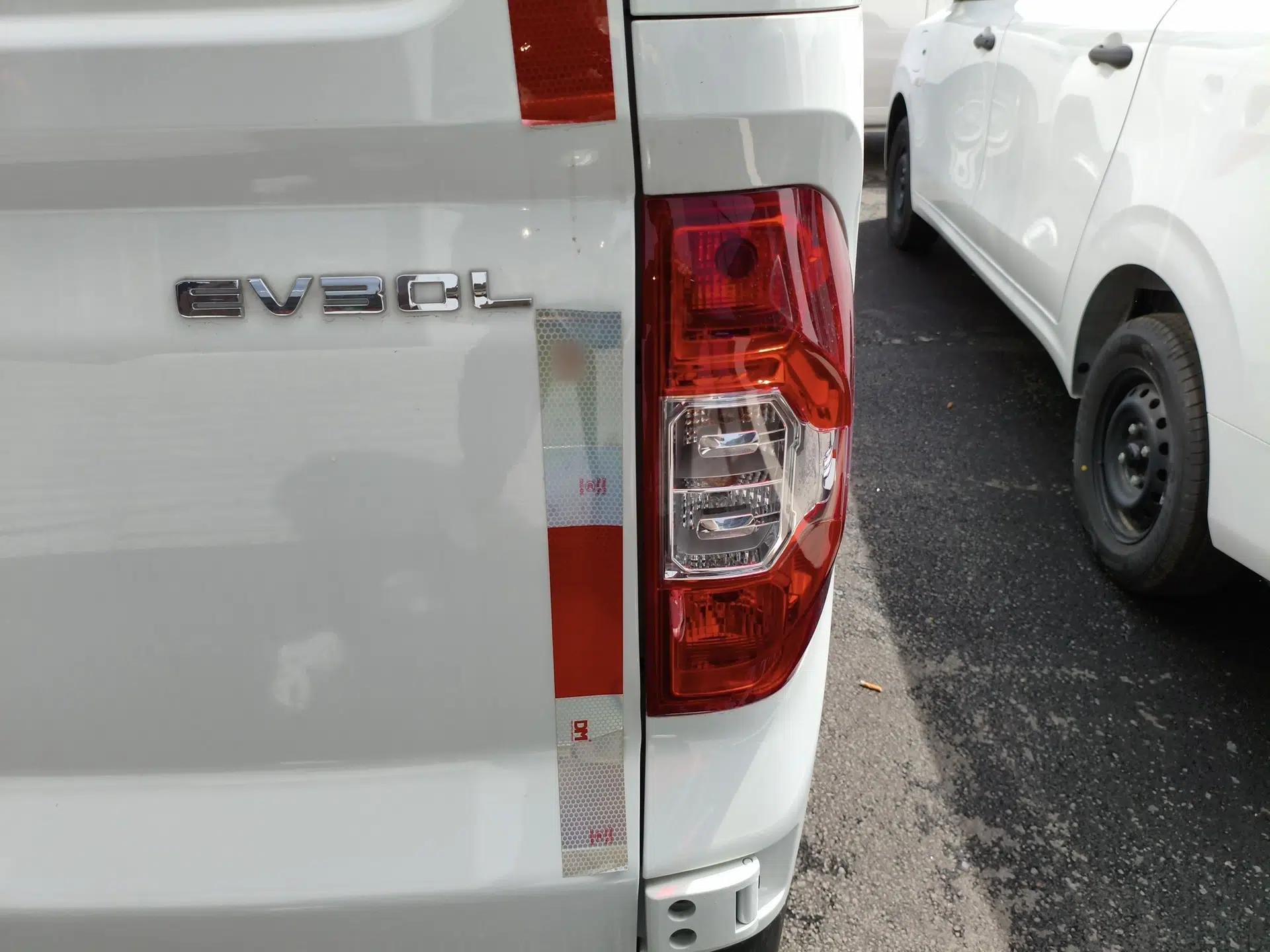 SAIC MAXUS EV30 2023 Pure-Electric Smart Logistics Expert with Long Wheelbase Guoxuan — миниатюра 8