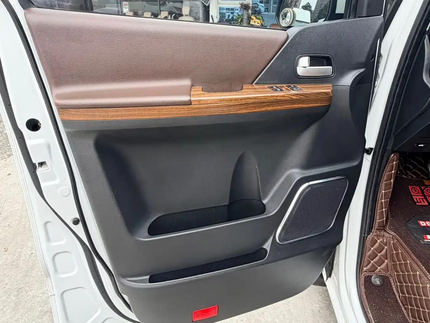 Lingzhi PLUS 2023 2.0L Manual Comfort CNG 9-seater — миниатюра 7