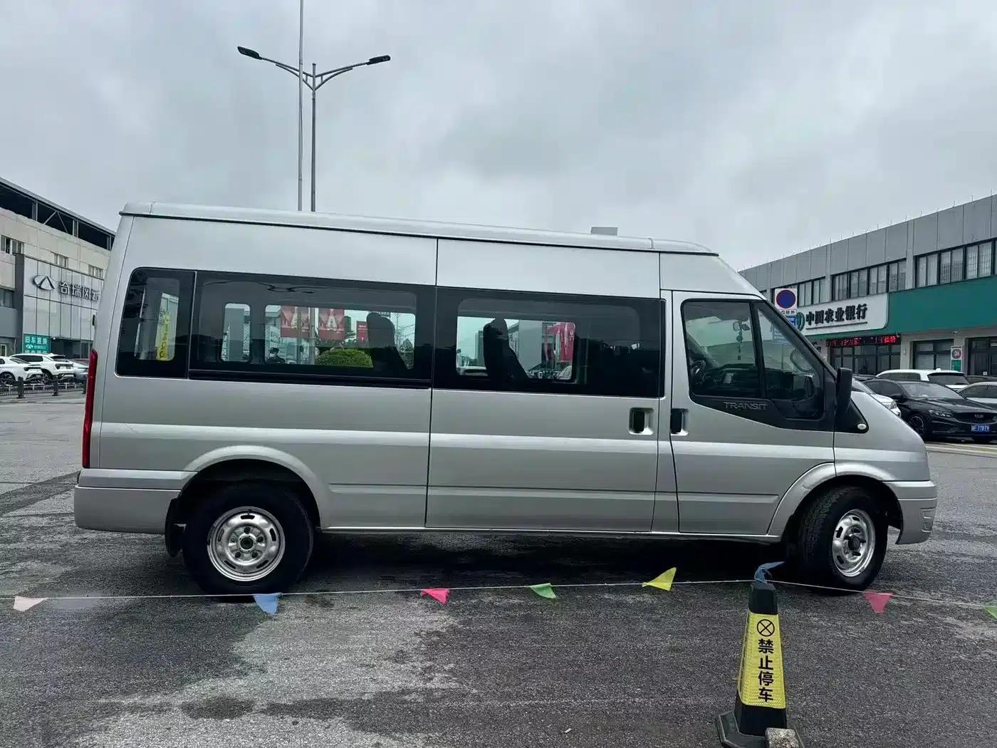New Generation Ford Transit 2019 Model 2.2T Multi-functional Long Wheelbase Mid-roof 7-Seater National VI Emission Standard — миниатюра 3