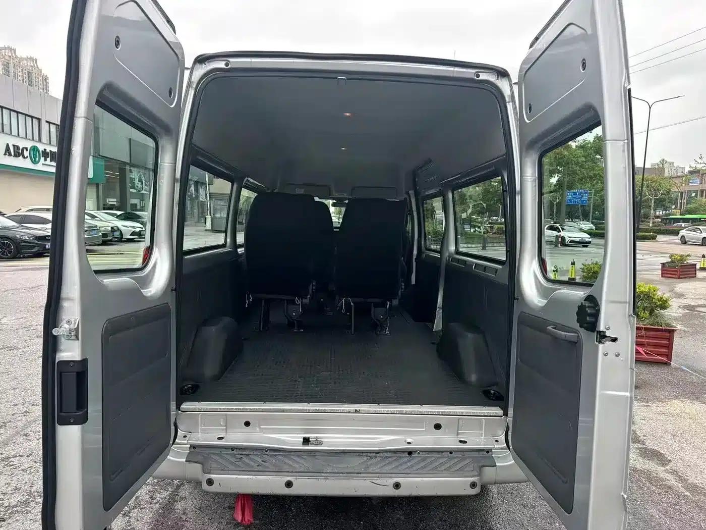 New Generation Ford Transit 2019 Model 2.2T Multi-functional Long Wheelbase Mid-roof 7-Seater National VI Emission Standard — миниатюра 8