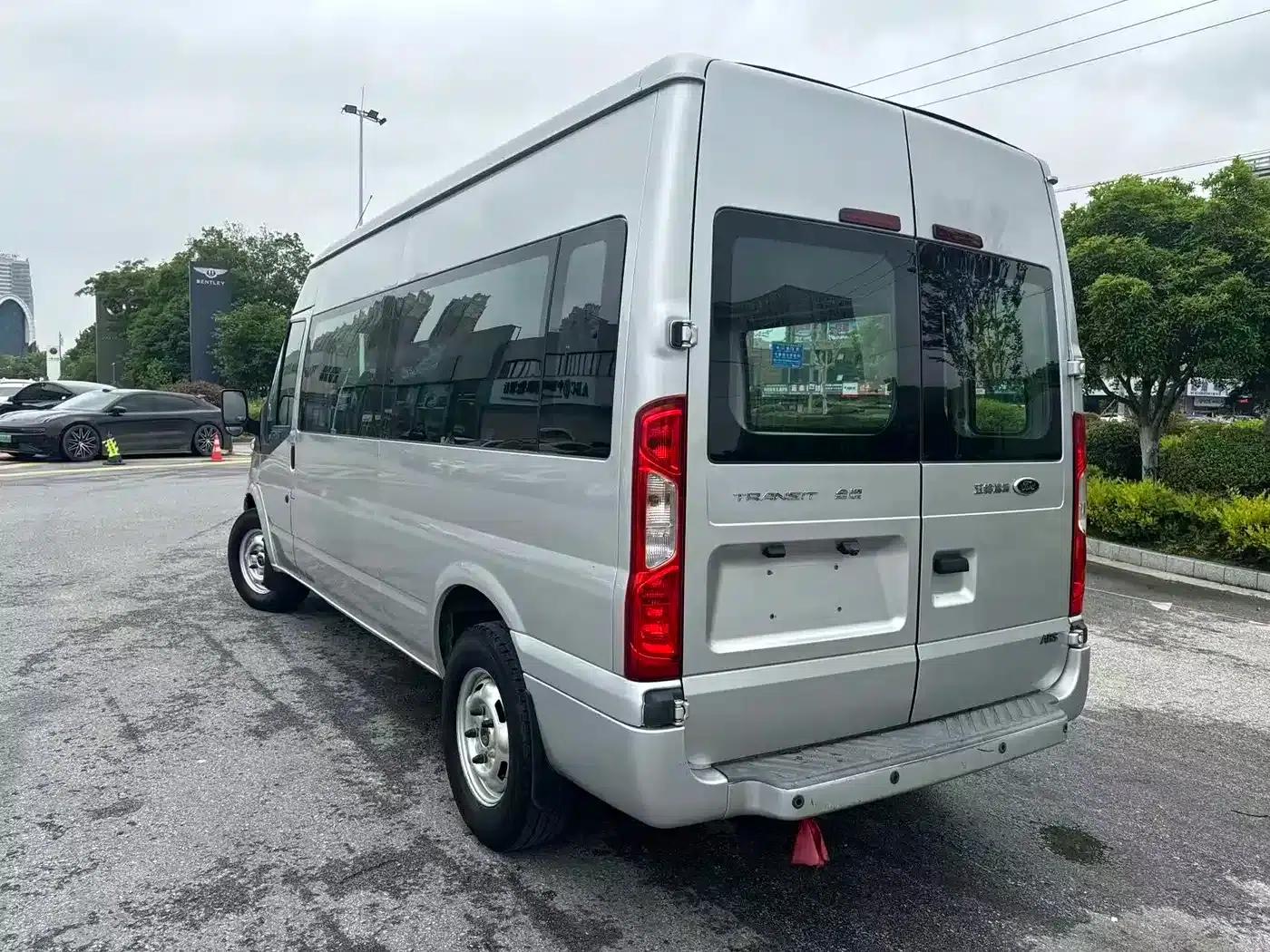 New Generation Ford Transit 2019 Model 2.2T Multi-functional Long Wheelbase Mid-roof 7-Seater National VI Emission Standard — миниатюра 9