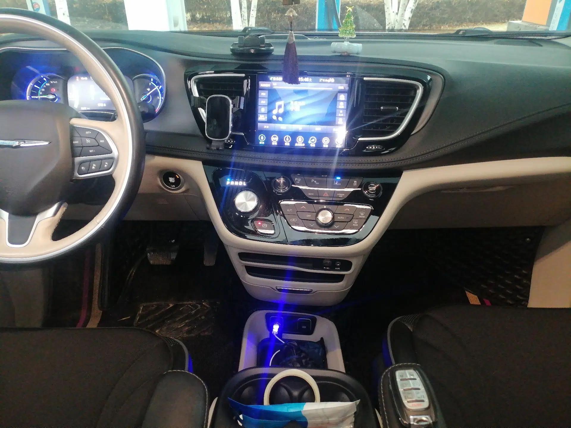 Chrysler Grand Voyager PHEV 2019 3.6L Plug-in Hybrid — миниатюра 14