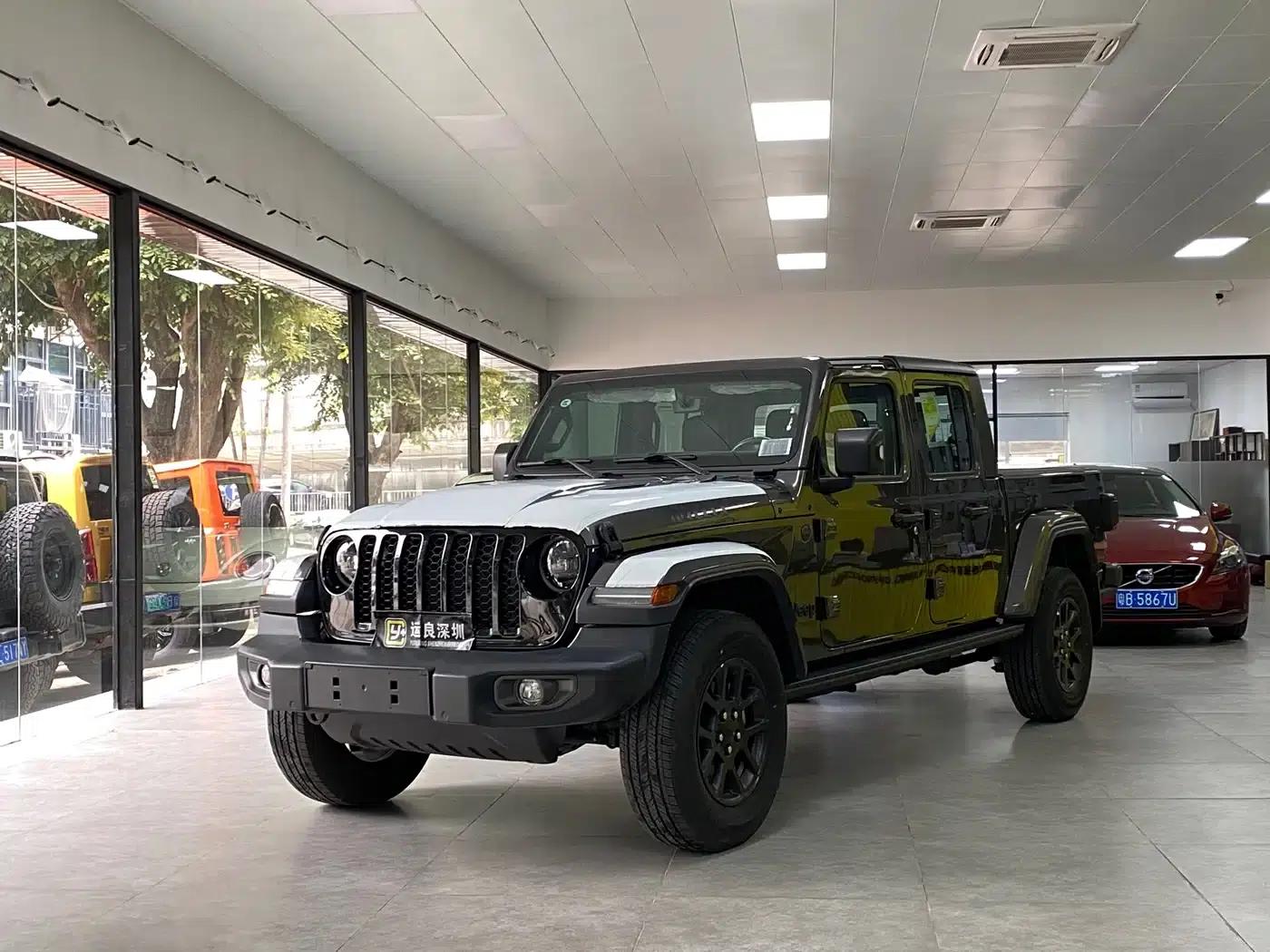 Gladiator 2023 3.6L Overland — миниатюра 1