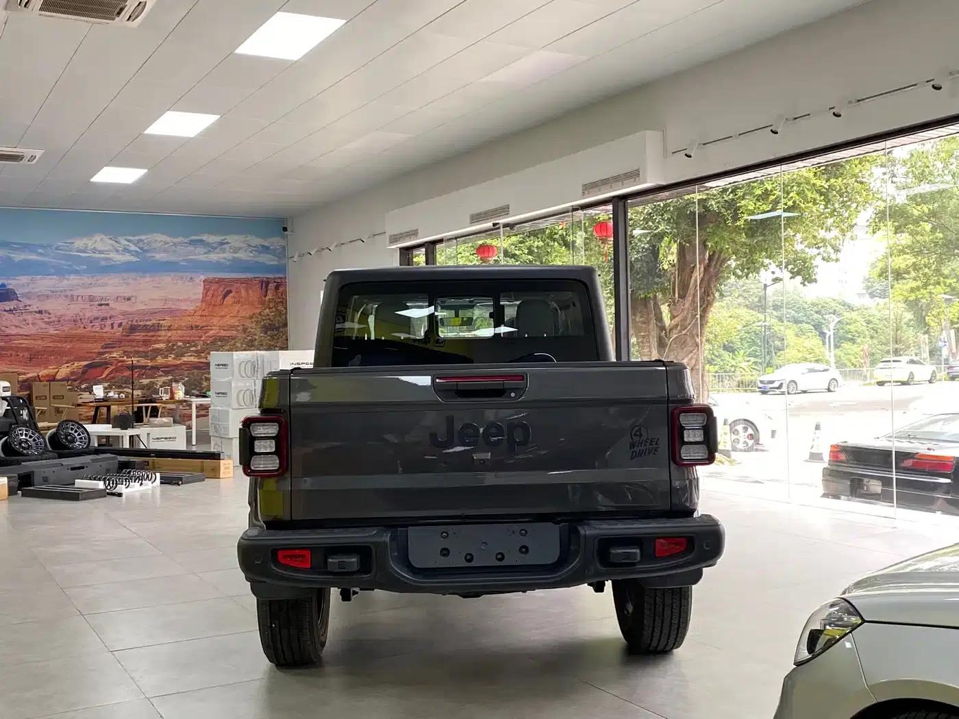 Gladiator 2023 3.6L Overland — миниатюра 11