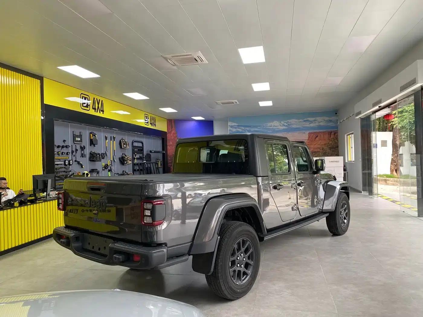 Gladiator 2023 3.6L Overland — миниатюра 12