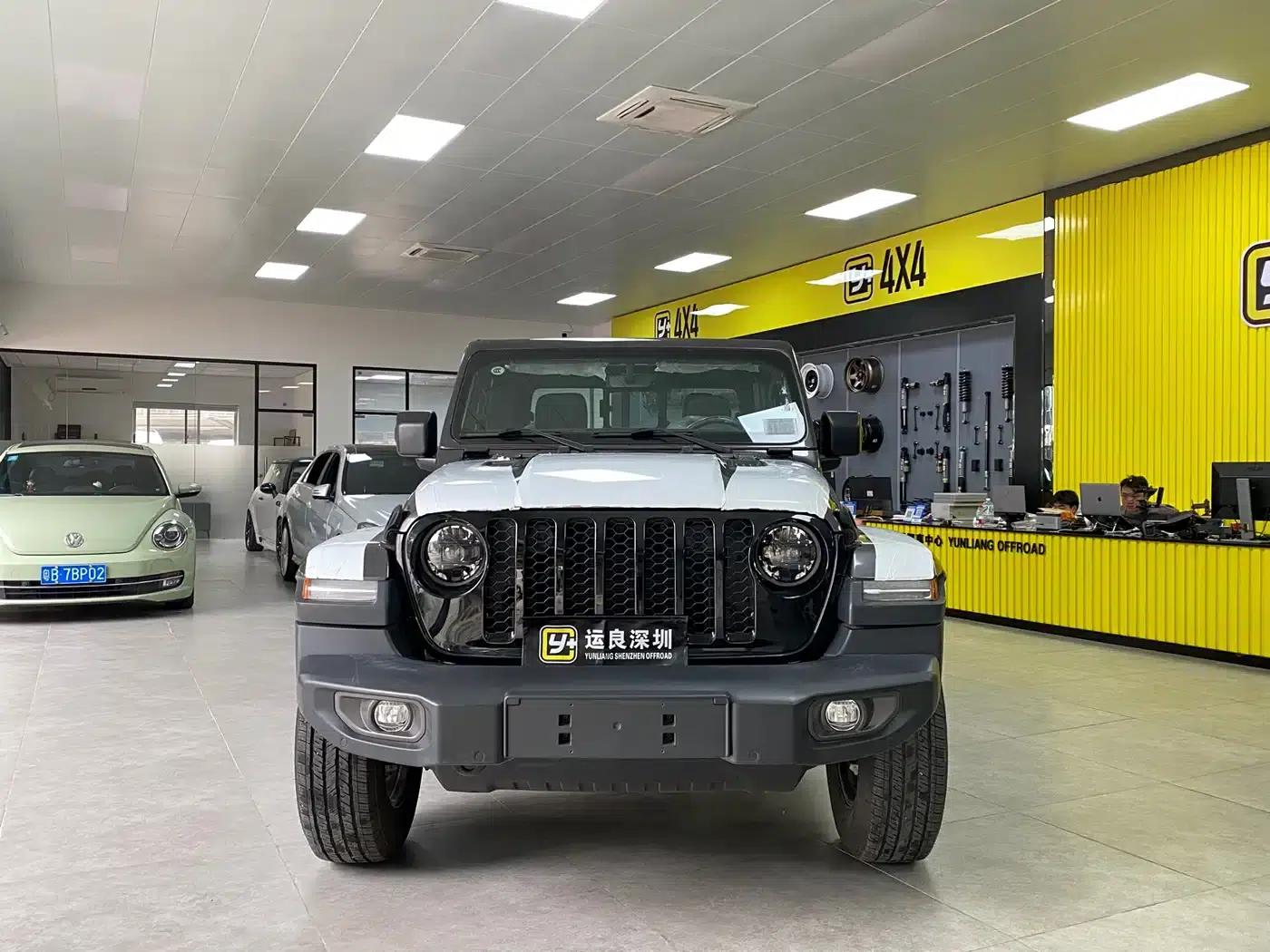 Gladiator 2023 3.6L Overland — миниатюра 13