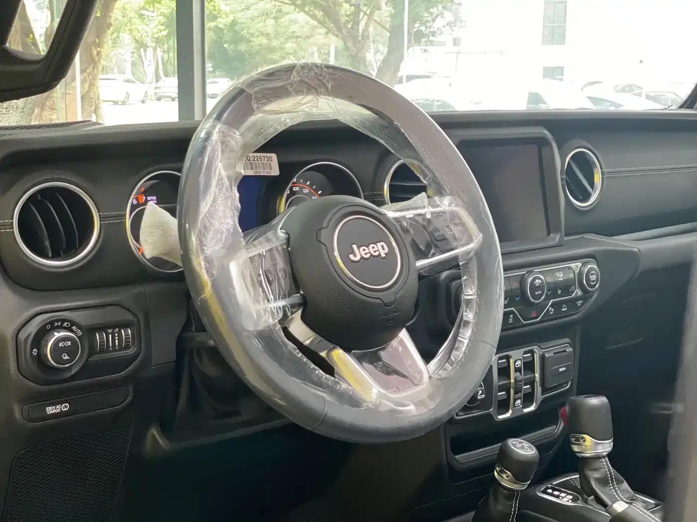Gladiator 2023 3.6L Overland — миниатюра 4