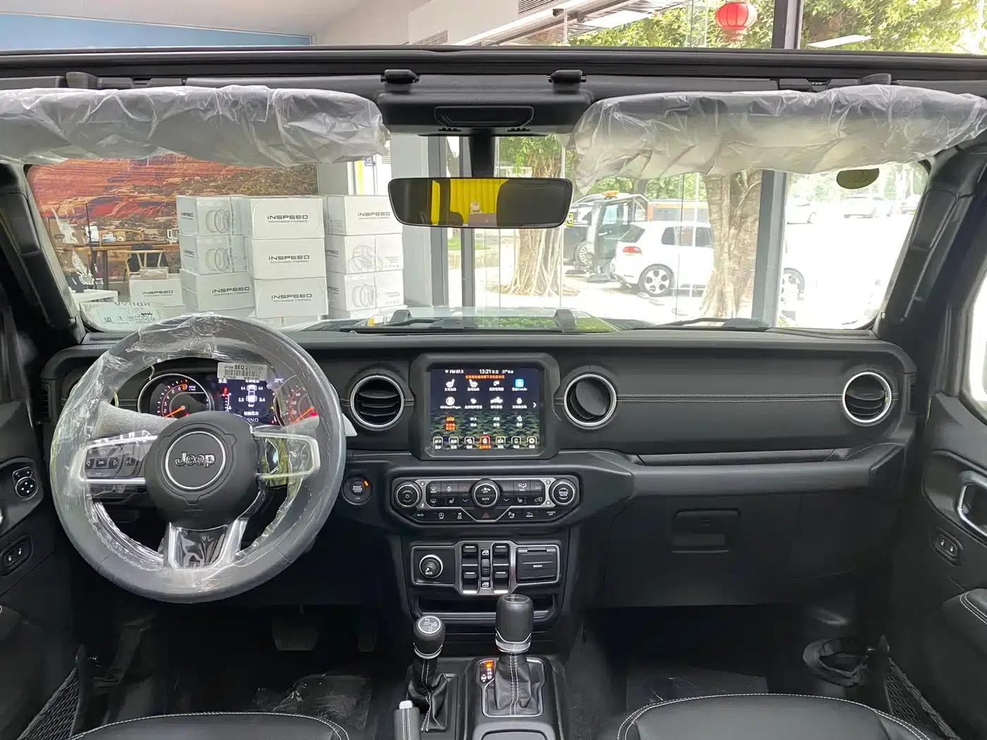 Gladiator 2023 3.6L Overland — миниатюра 6