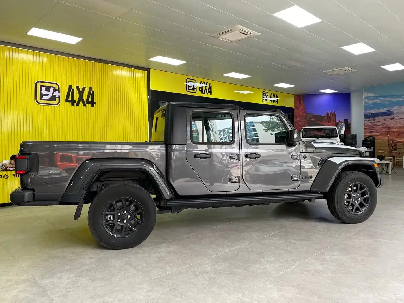 Gladiator 2023 3.6L Overland — миниатюра 10