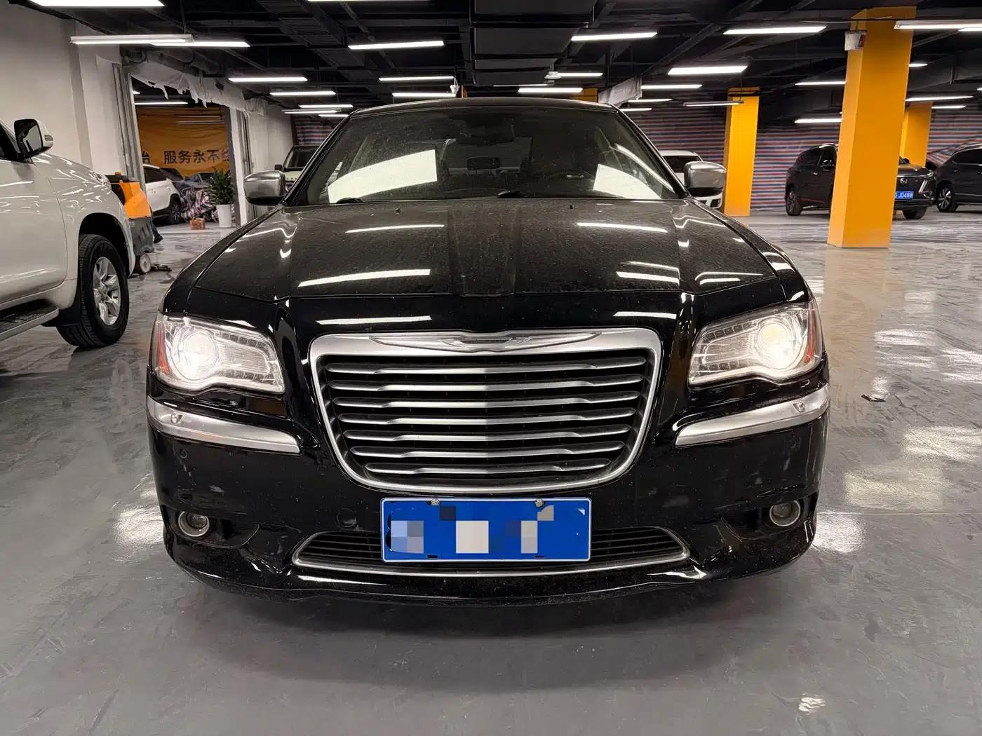 2013 Chrysler 300C Imported Model 3.6L Premium Edition — миниатюра 2