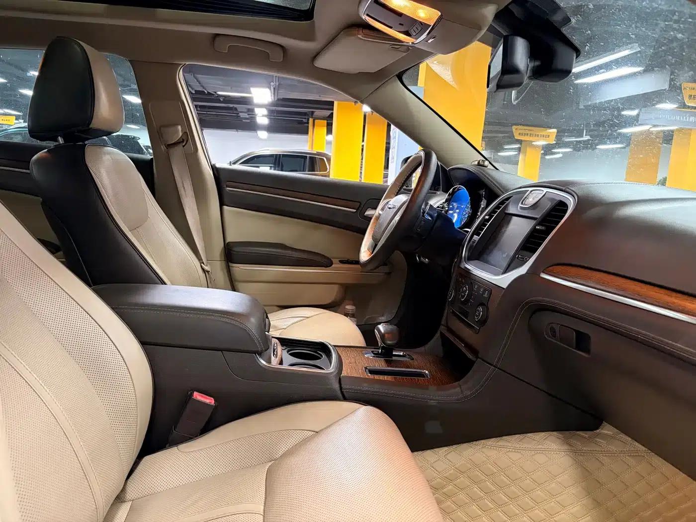 2013 Chrysler 300C Imported Model 3.6L Premium Edition — миниатюра 4