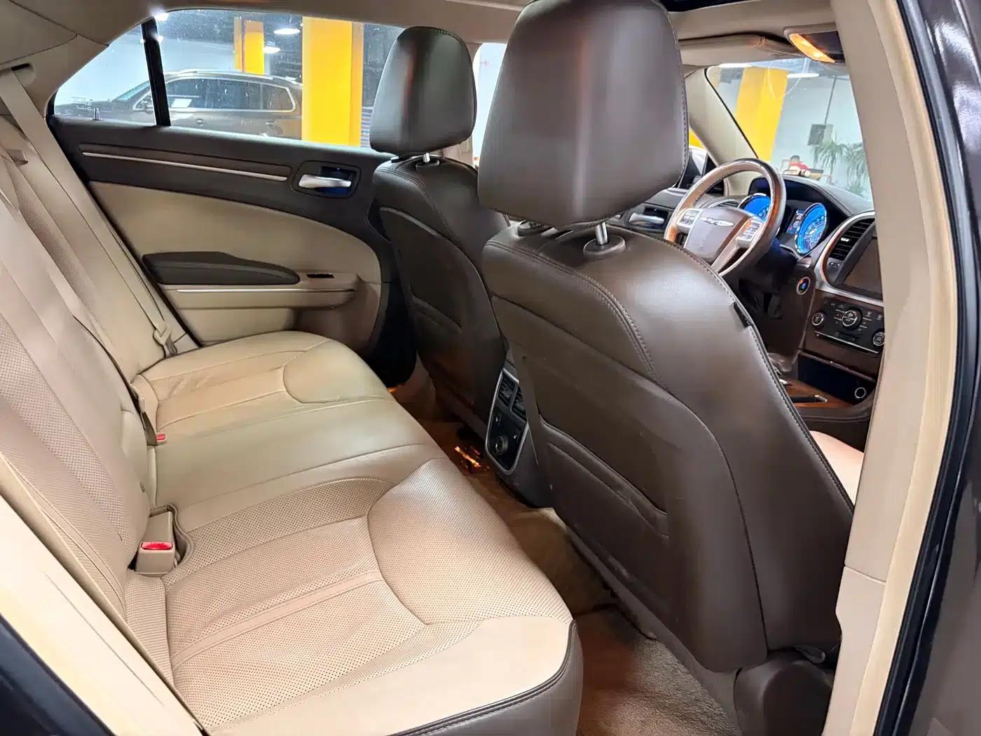 2013 Chrysler 300C Imported Model 3.6L Premium Edition — миниатюра 6