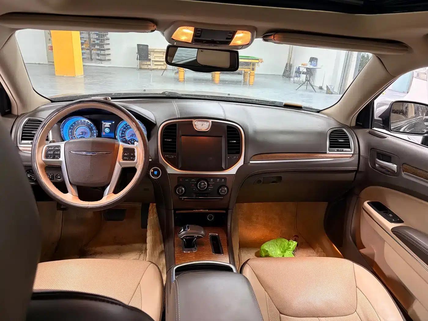 2013 Chrysler 300C Imported Model 3.6L Premium Edition — миниатюра 7