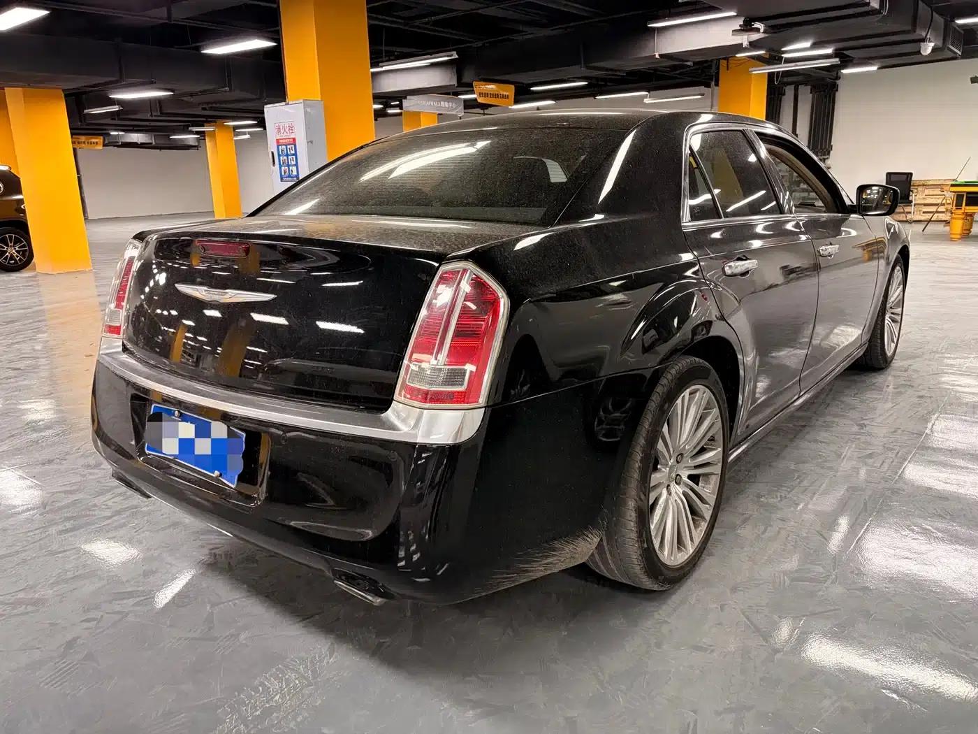 2013 Chrysler 300C Imported Model 3.6L Premium Edition — миниатюра 8