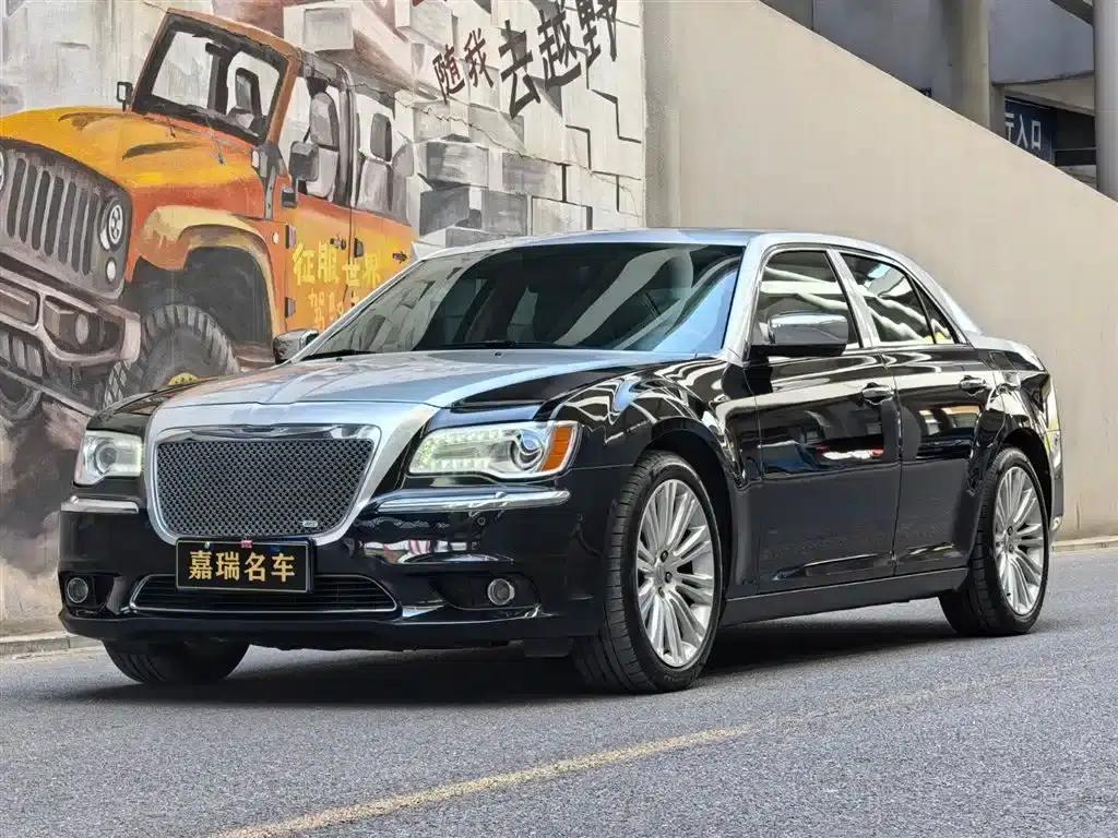 2013 Chrysler 300C Imported Model 3.6L Premium Edition — миниатюра 1