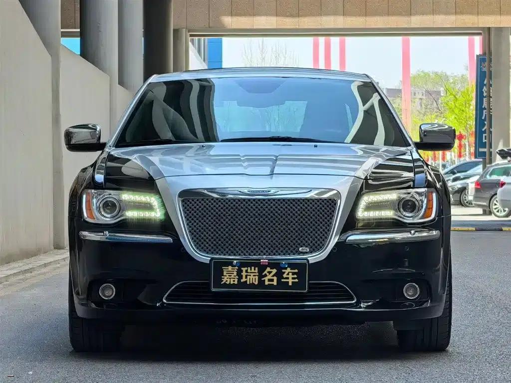 2013 Chrysler 300C Imported Model 3.6L Premium Edition — миниатюра 2