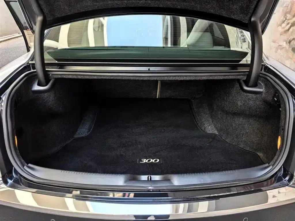 2013 Chrysler 300C Imported Model 3.6L Premium Edition — миниатюра 11