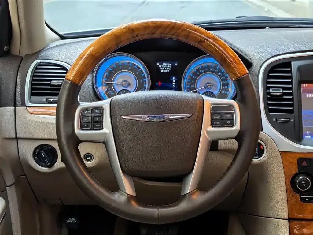 2013 Chrysler 300C Imported Model 3.6L Premium Edition — миниатюра 16
