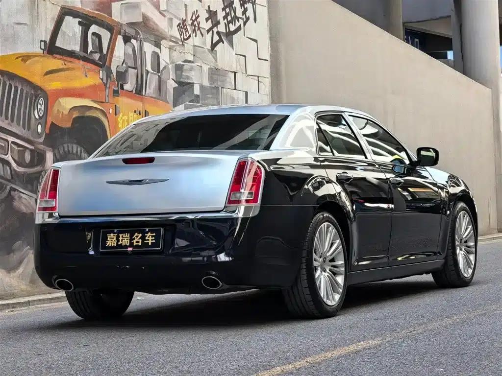 2013 Chrysler 300C Imported Model 3.6L Premium Edition — миниатюра 5