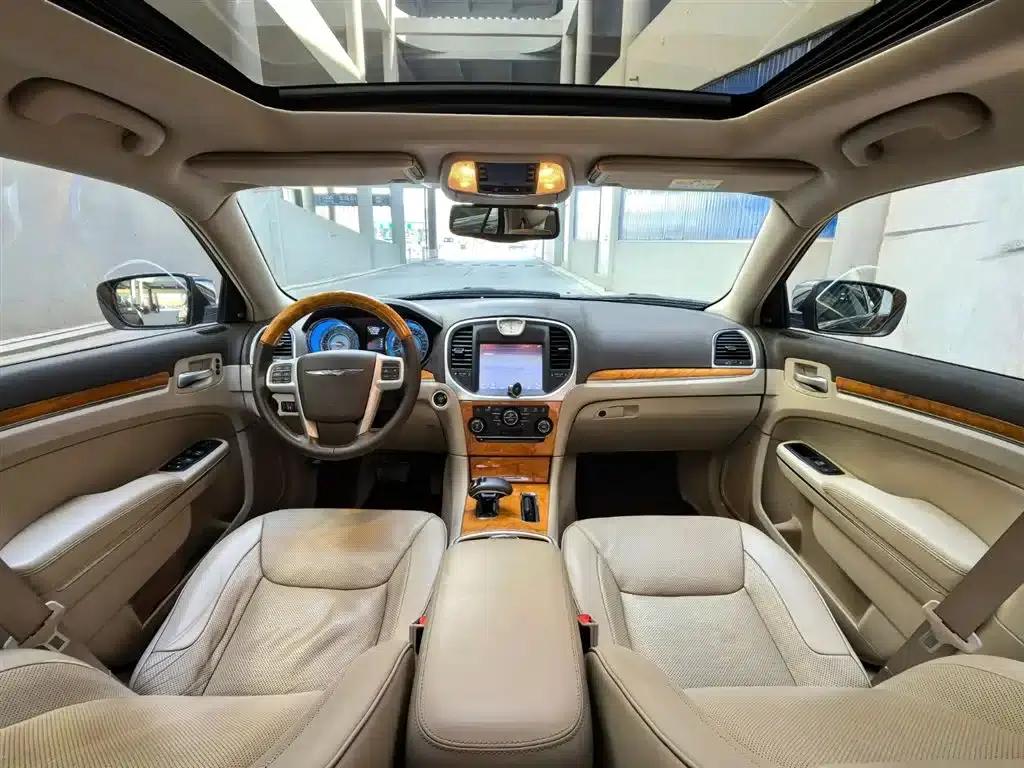 2013 Chrysler 300C Imported Model 3.6L Premium Edition — миниатюра 9
