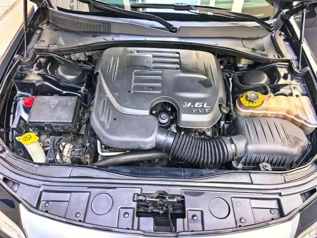 2013 Chrysler 300C Imported Model 3.6L Premium Edition — миниатюра 10