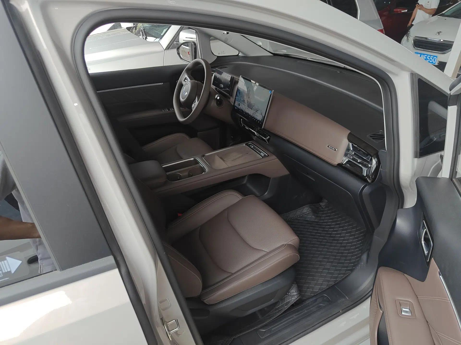 Wuling Starlight 730 2025 Model Plug-in Hybrid 125km Luxury Edition — миниатюра 23