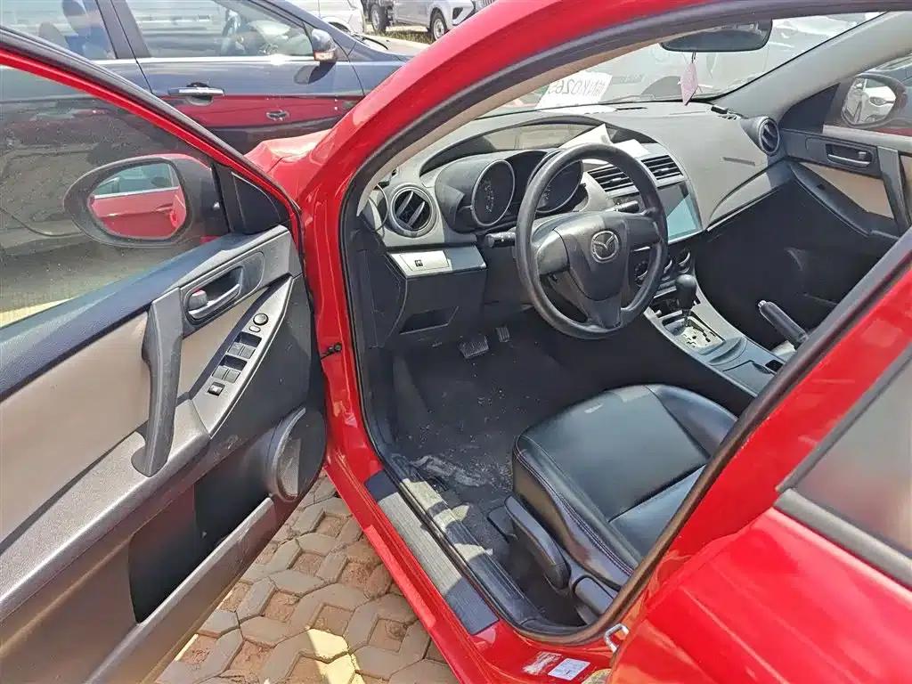 Mazda 3 Axela 2011 Sedan 1.6L Automatic Comfort — миниатюра 9