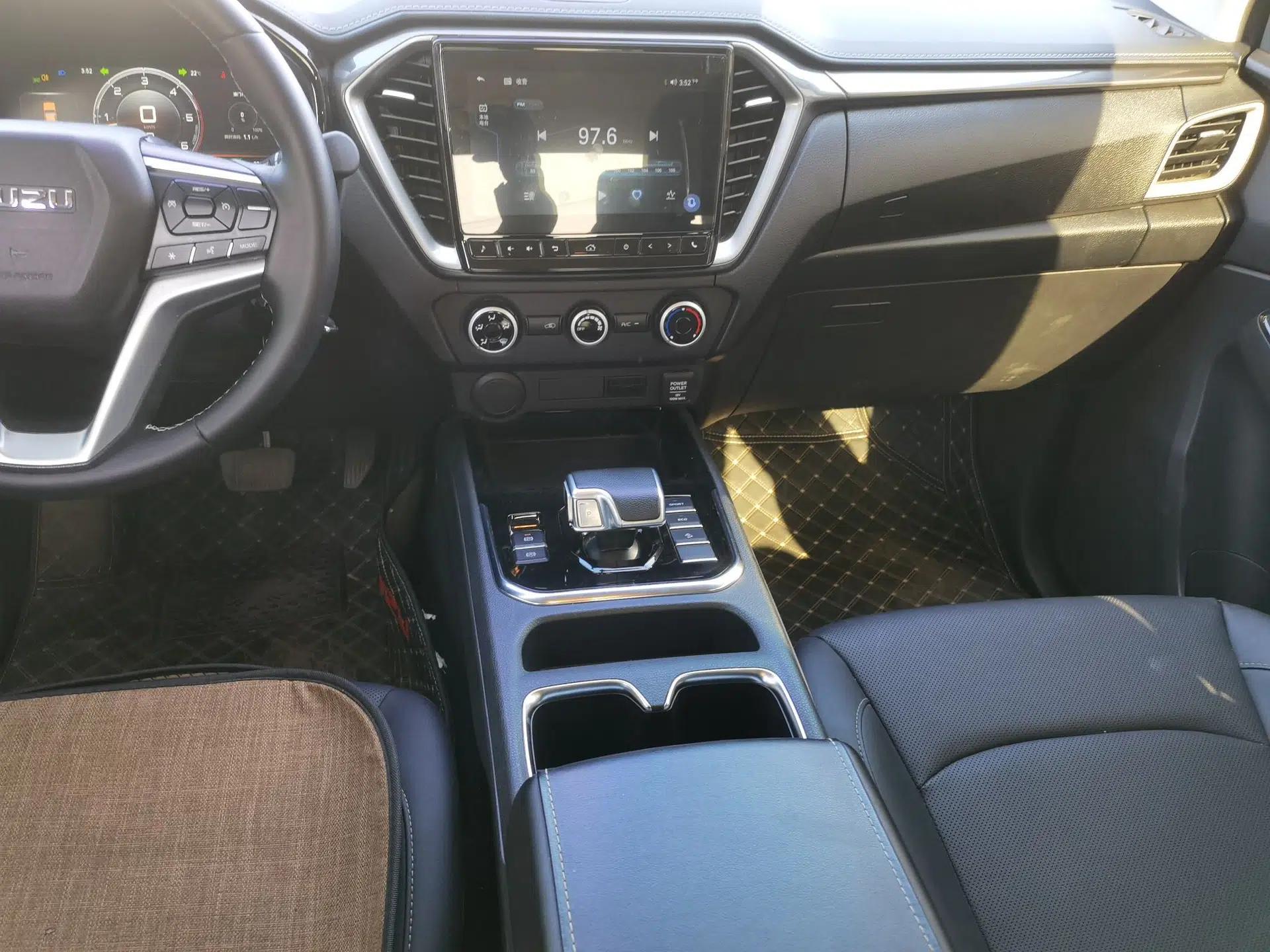 Isuzu D-MAX 2023 2.5T Automatic Two-Wheel Drive Diesel Navigation Edition Long Wheelbase — миниатюра 17