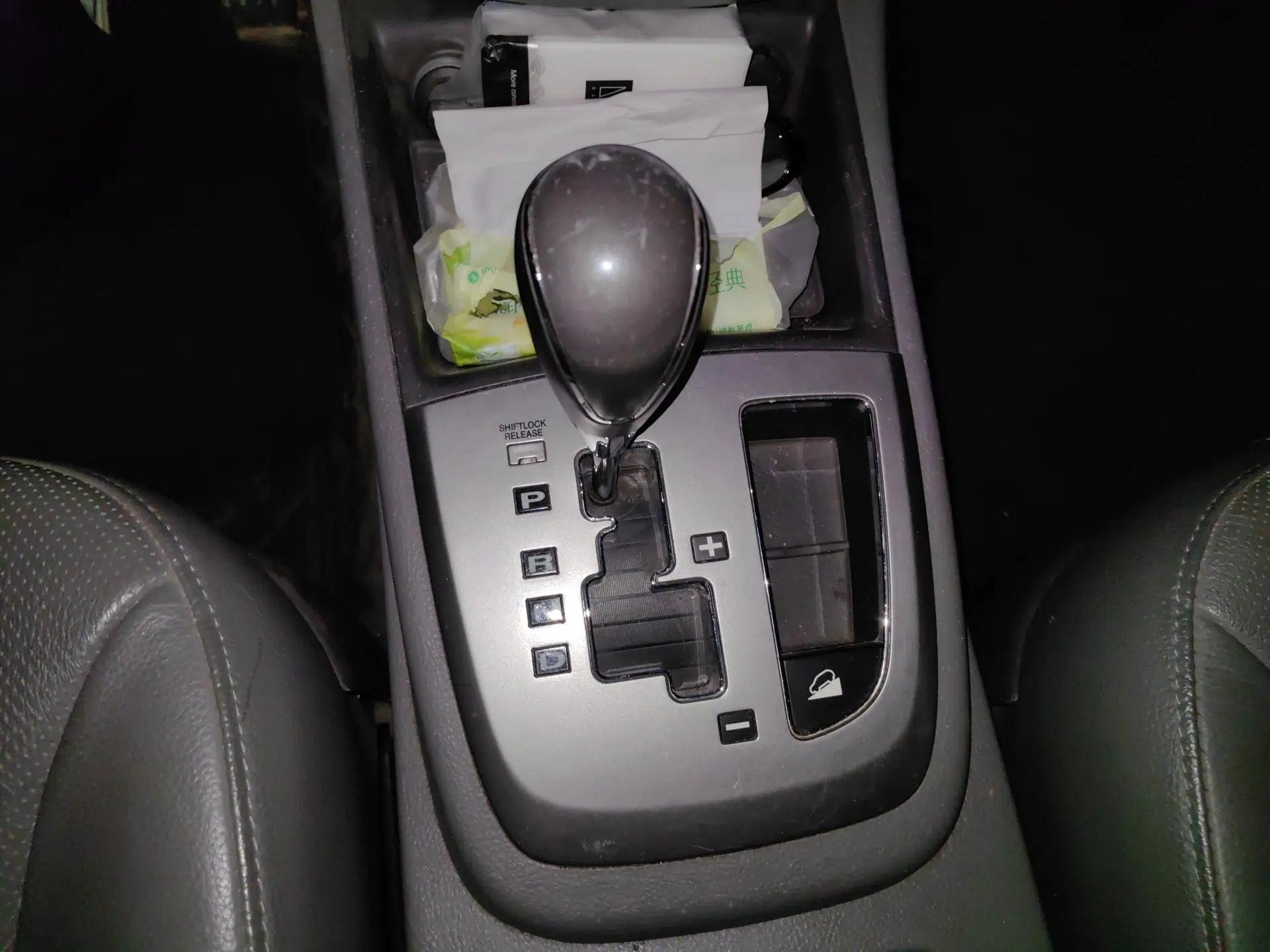 Hyundai Santa Fe Classic 2012 2.4 Luxury Edition Five-Seater Two-Wheel Drive — миниатюра 15