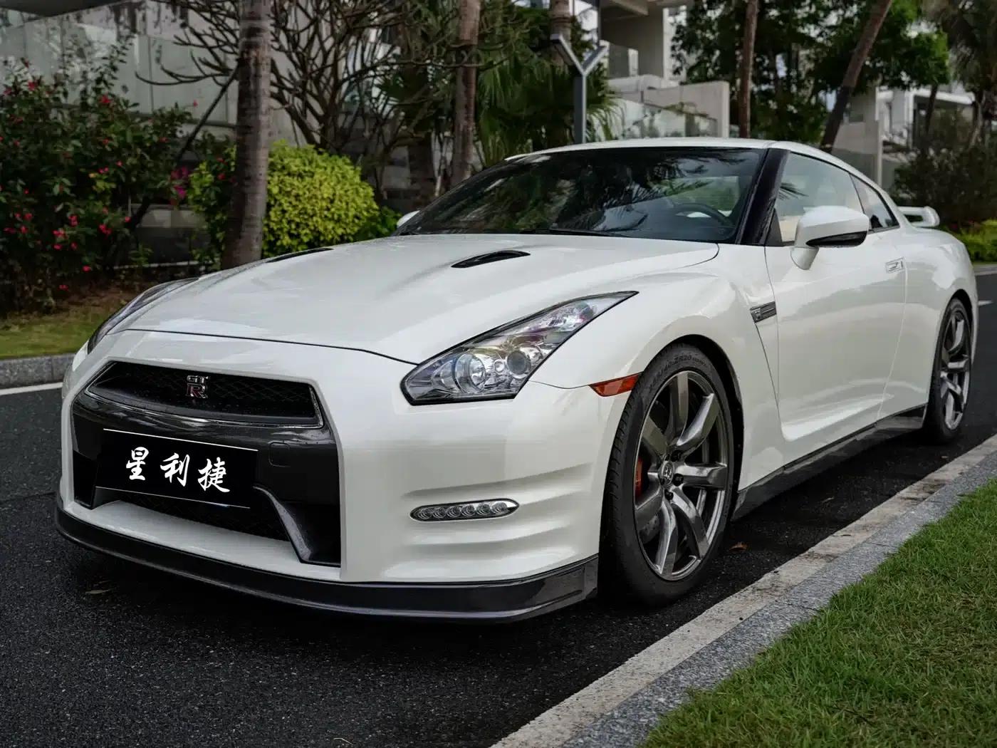2014 Nissan GT-R 3.8T Premium Edition with black interior — миниатюра 1