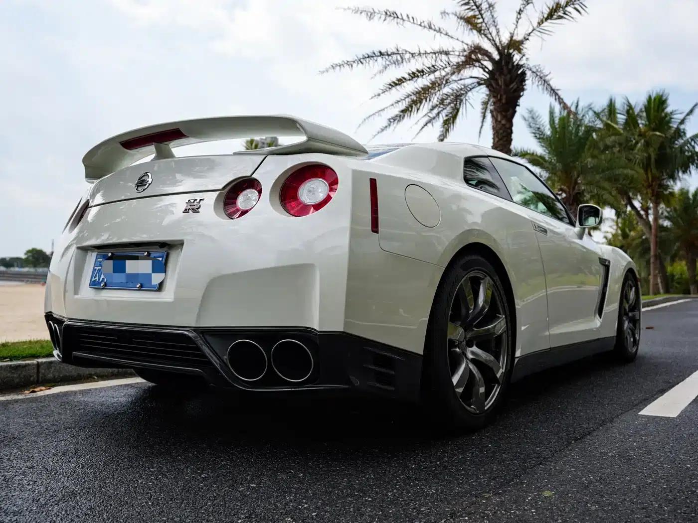 2014 Nissan GT-R 3.8T Premium Edition with black interior — миниатюра 11
