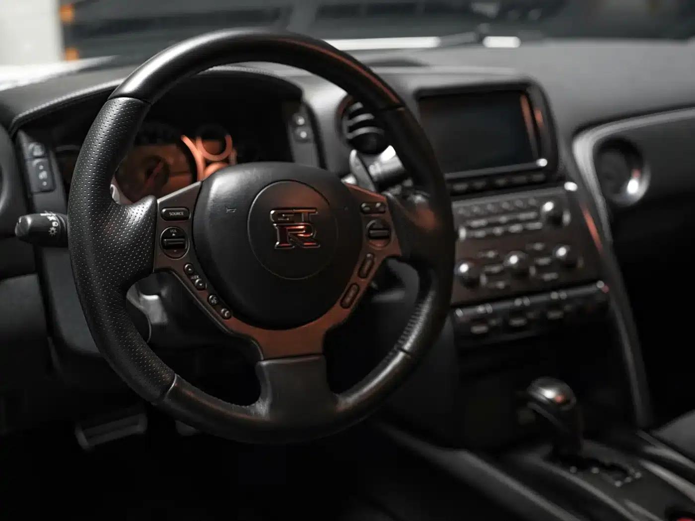 2014 Nissan GT-R 3.8T Premium Edition with black interior — миниатюра 12