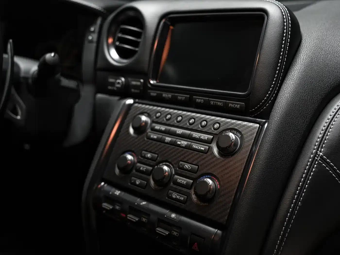 2014 Nissan GT-R 3.8T Premium Edition with black interior — миниатюра 13