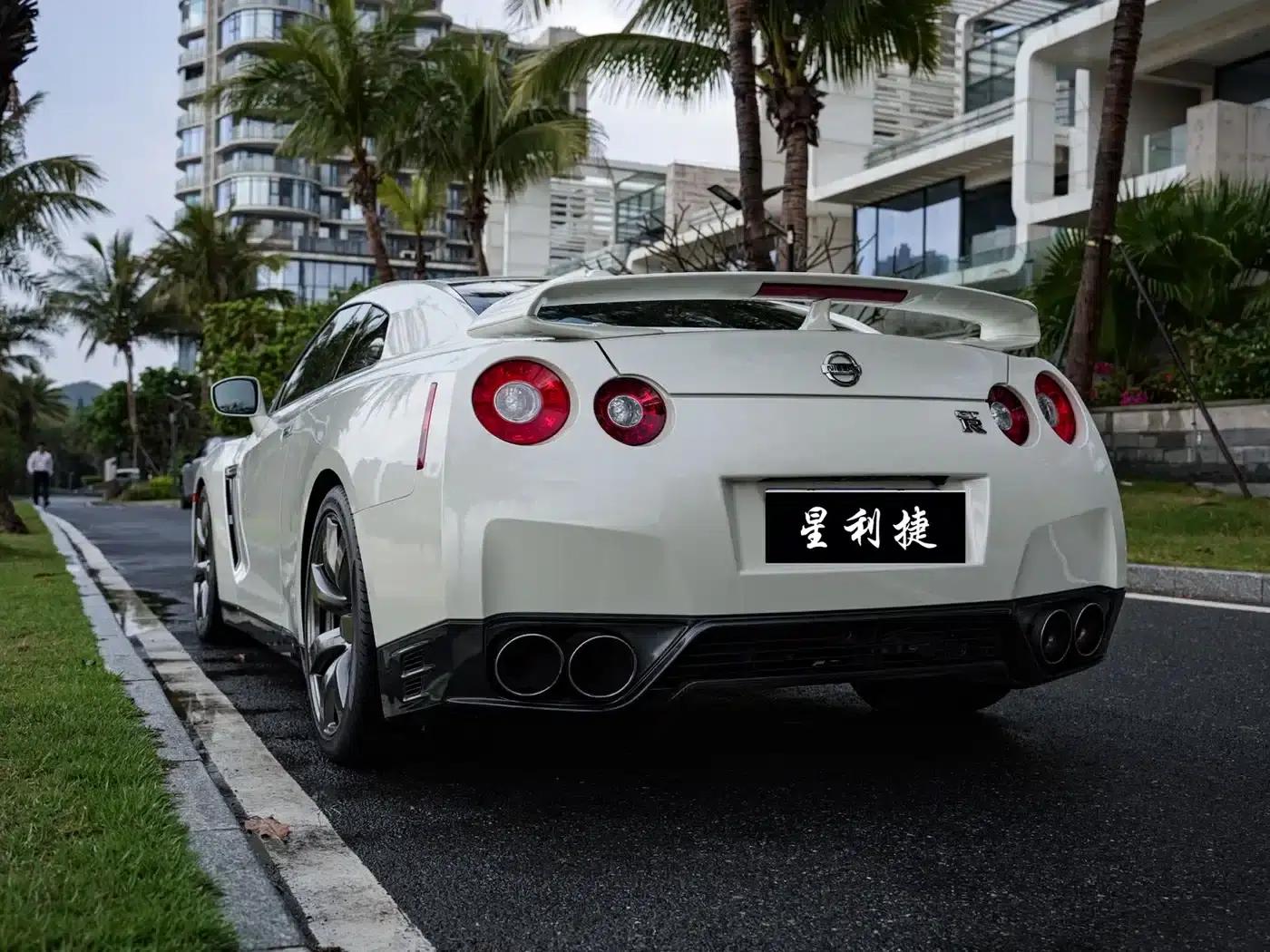2014 Nissan GT-R 3.8T Premium Edition with black interior — миниатюра 3