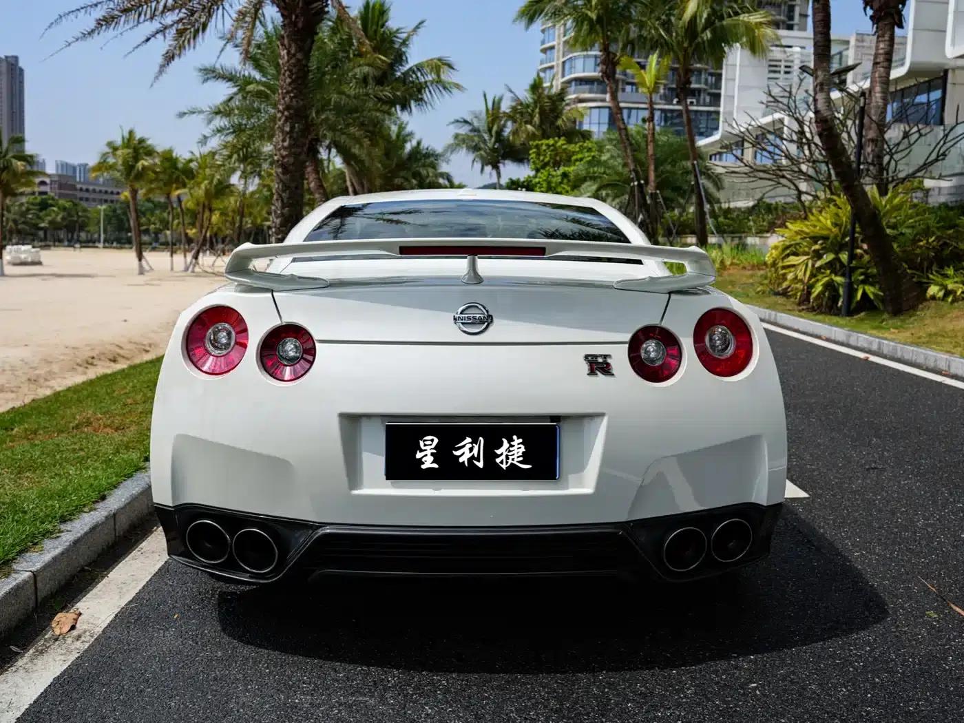 2014 Nissan GT-R 3.8T Premium Edition with black interior — миниатюра 4